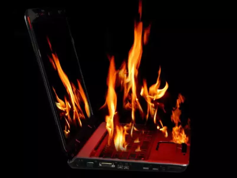 ജോലിക്കിടെ ലാപ്ടോപ്പ് പൊട്ടിത്തെറിച്ചു; സോഫ്റ്റ്‍വെയര്‍   എൻജിനീയർക്ക് ഗുരുതര പൊള്ളൽ