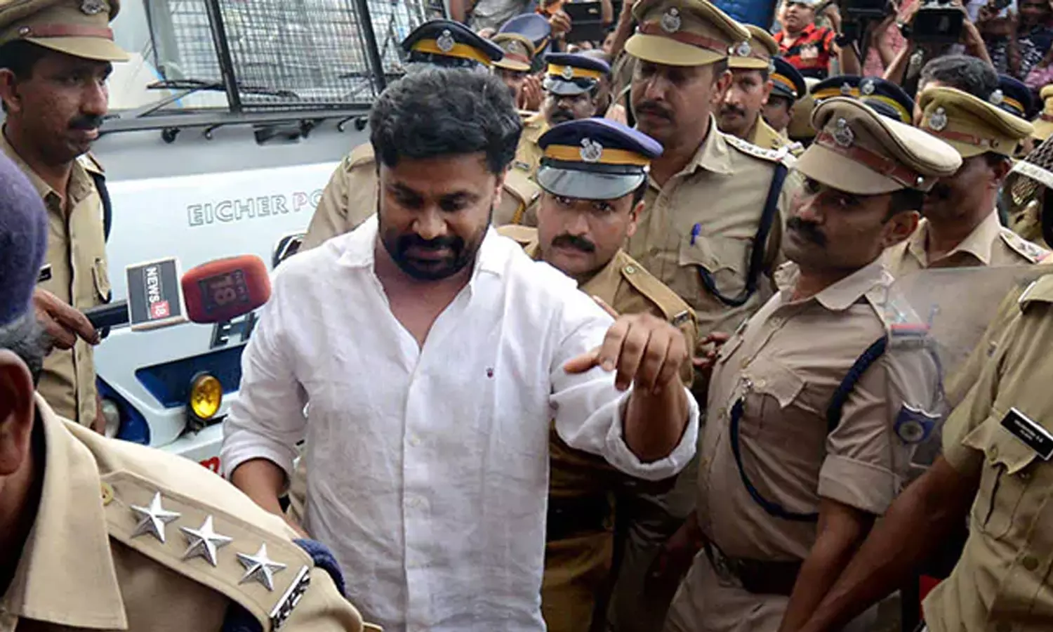 അന്വേഷണ വിവരങ്ങൾ ഉദ്യോഗസ്ഥർ നൽകരുത്: നടിയെ ആക്രമിച്ച കേസിൽ മാധ്യമങ്ങൾക്ക് തടയിട്ട് ഹൈക്കോടതി അന്വേഷണ വിവരങ്ങൾ ഉദ്യോഗസ്ഥർ നൽകരുത്: നടിയെ ആക്രമിച്ച കേസിൽ മാധ്യമങ്ങൾക്ക് തടയിട്ട് ഹൈക്കോടതി