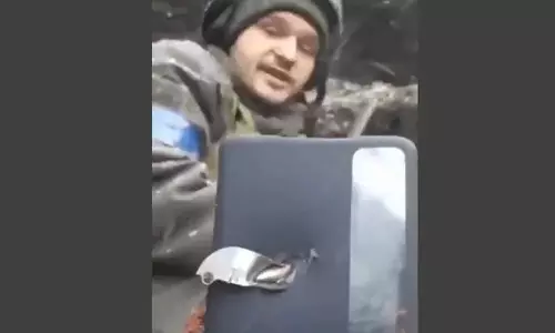 നെഞ്ചിന് നേരെ ചീറിപാഞ്ഞ് വന്ന വെടിയുണ്ടയെ തടഞ്ഞത് സ്മാർട് ഫോൺ; യുക്രൈൻ യുദ്ധഭൂമിയിലെ കാഴ്ച -വീഡിയോ