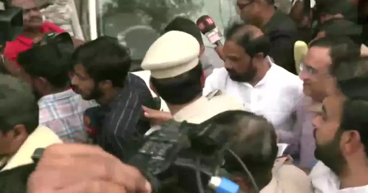 ജഹാംഗീര്പുരിയിലെത്തിയ കോണ്ഗ്രസ് നേതാക്കളെ പൊലീസ് തടഞ്ഞു ജഹാംഗീര്പുരിയിലെത്തിയ കോണ്ഗ്രസ് നേതാക്കളെ പൊലീസ് തടഞ്ഞു