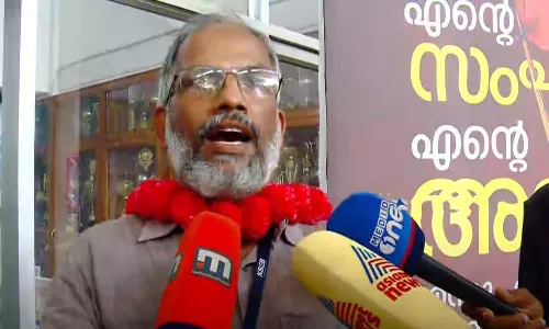 അനധികൃതമായി കെ.എസ്.ഇ.ബി വാഹനം ഓടിച്ചതിന് യൂണിയൻ നേതാവ് സുരേഷ് കുമാറിന് 6.72 ലക്ഷം രൂപ പിഴ അനധികൃതമായി കെ.എസ്.ഇ.ബി വാഹനം ഓടിച്ചതിന് യൂണിയൻ നേതാവ് സുരേഷ് കുമാറിന് 6.72 ലക്ഷം രൂപ പിഴ