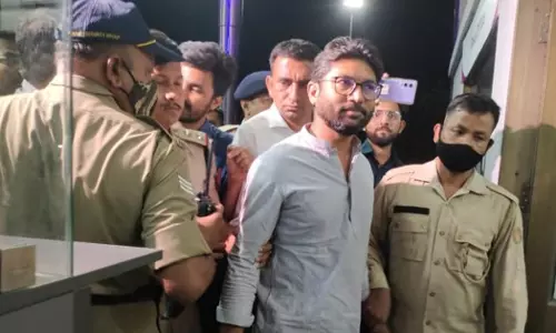 ജിഗ്നേഷ് മേവാനിയെ അറസ്റ്റ് ചെയ്തത് പ്രധാനമന്ത്രിക്കെതിരെ ട്വീറ്റിട്ടതിന് ജിഗ്നേഷ് മേവാനിയെ അറസ്റ്റ് ചെയ്തത് പ്രധാനമന്ത്രിക്കെതിരെ ട്വീറ്റിട്ടതിന്