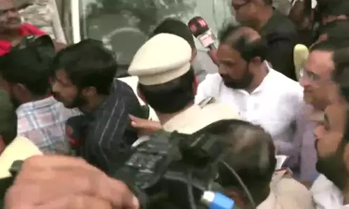 ജഹാംഗീര്പുരിയിലെത്തിയ കോണ്ഗ്രസ് നേതാക്കളെ പൊലീസ് തടഞ്ഞു ജഹാംഗീര്പുരിയിലെത്തിയ കോണ്ഗ്രസ് നേതാക്കളെ പൊലീസ് തടഞ്ഞു