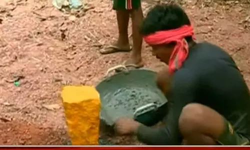 കണ്ണൂർ ചാലയിൽ കെ റെയിൽ കല്ലിടലിനെതിരെ പ്രതിഷേധം; സമരക്കാരെ അറസ്റ്റ് ചെയ്തു നീക്കി കണ്ണൂർ ചാലയിൽ കെ റെയിൽ കല്ലിടലിനെതിരെ പ്രതിഷേധം; സമരക്കാരെ അറസ്റ്റ് ചെയ്തു നീക്കി