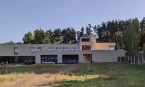 സ്വന്തം മാളിക ബോംബിട്ട് തകർക്കണമെന്ന് ആവശ്യപ്പെട്ട് യുക്രൈൻ കോടീശ്വരൻ, കാരണമിതാണ്...