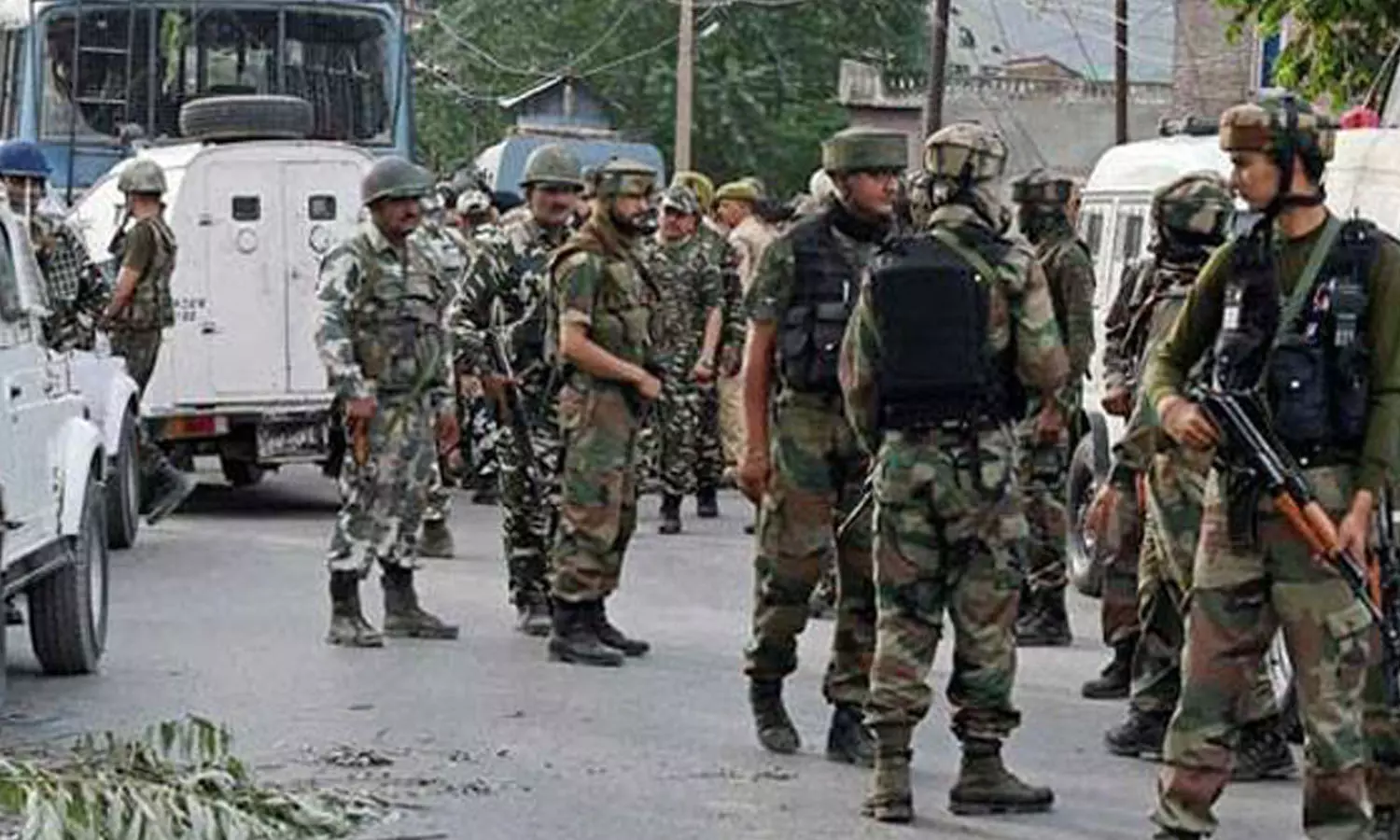 കശ്മീരിൽ തീവ്രവാദികളുമായുണ്ടായ ഏറ്റുമുട്ടലിൽ സൈനികന് വീരമൃത്യു; നാല് സൈനികർക്ക് പരിക്ക് കശ്മീരിൽ തീവ്രവാദികളുമായുണ്ടായ ഏറ്റുമുട്ടലിൽ സൈനികന് വീരമൃത്യു; നാല് സൈനികർക്ക് പരിക്ക്