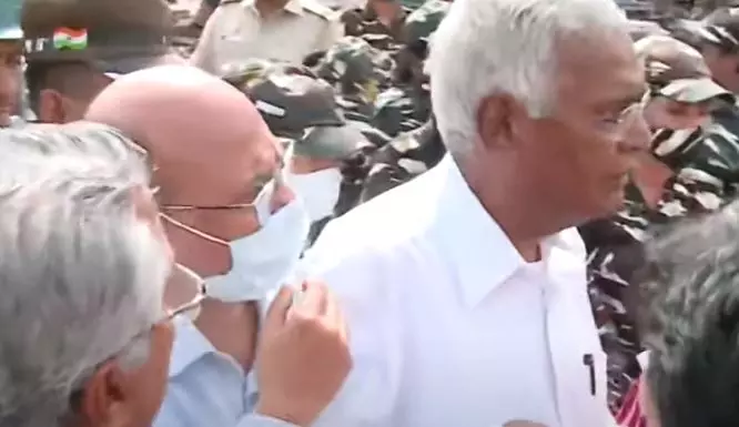 ജഹാംഗിർപുരിയിലെത്തിയ സി.പി.ഐ നേതാക്കളെ തടഞ്ഞു ജഹാംഗിർപുരിയിലെത്തിയ സി.പി.ഐ നേതാക്കളെ തടഞ്ഞു