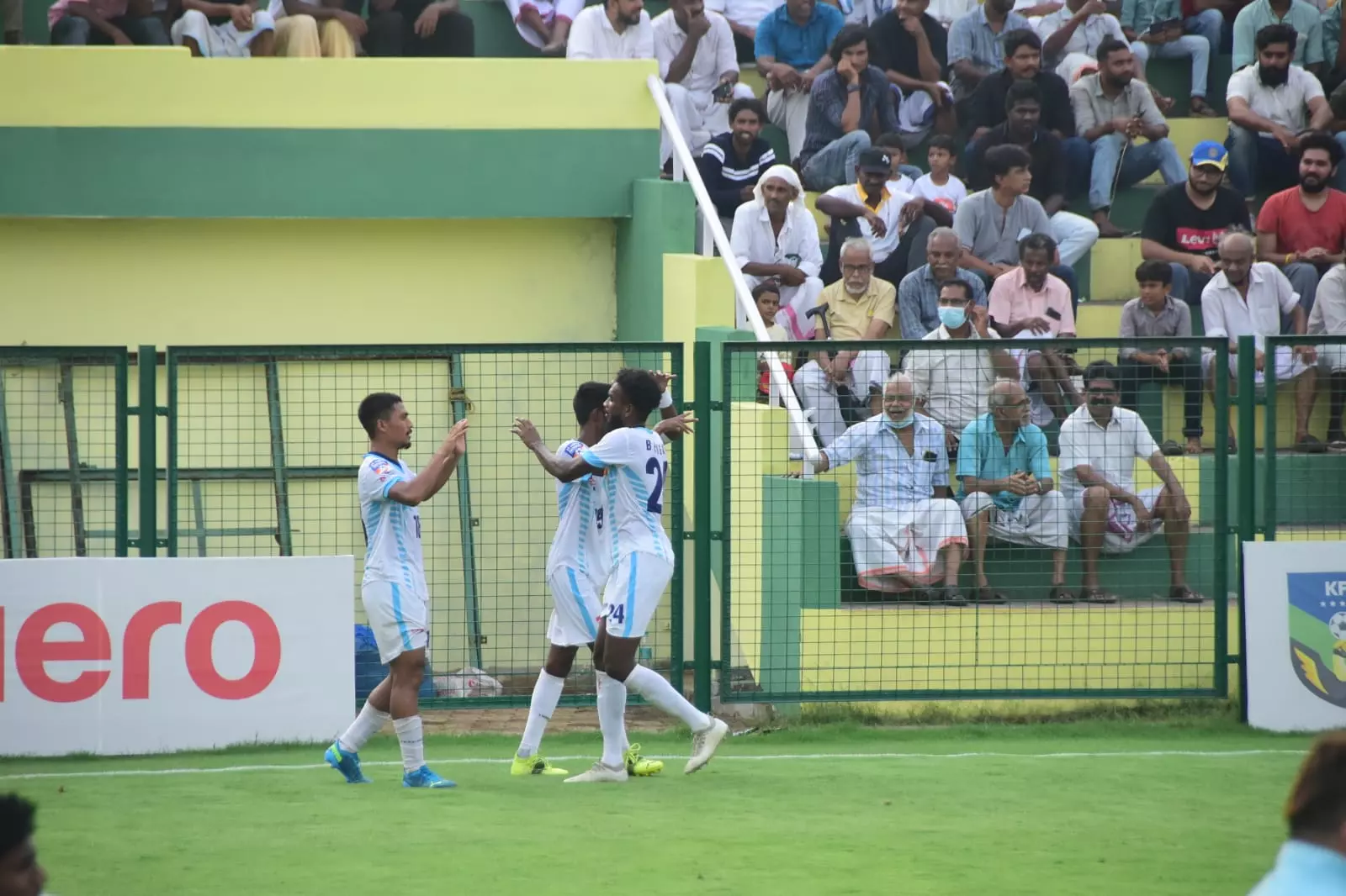 അടി, തിരിച്ചടി; ഒടുവിൽ ബംഗാളിന് ജയം അടി, തിരിച്ചടി; ഒടുവിൽ ബംഗാളിന് ജയം