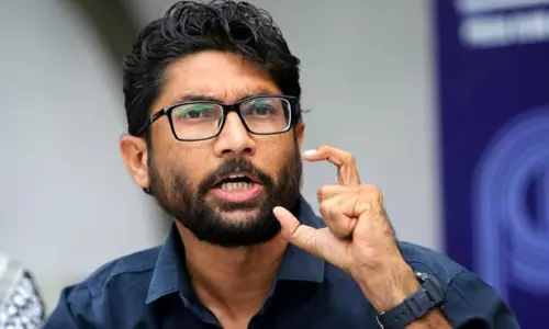 ജിഗ്നേഷ് മേവാനിയെ കോടതി പൊലീസ് കസ്റ്റഡിയില് വിട്ടു ജിഗ്നേഷ് മേവാനിയെ കോടതി പൊലീസ് കസ്റ്റഡിയില് വിട്ടു