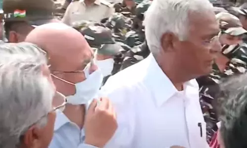 ജഹാംഗിർപുരിയിലെത്തിയ സി.പി.ഐ നേതാക്കളെ തടഞ്ഞു ജഹാംഗിർപുരിയിലെത്തിയ സി.പി.ഐ നേതാക്കളെ തടഞ്ഞു