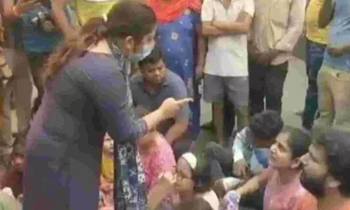 മതി, മിണ്ടരുത്: യു.പിയില്‍ മകന്‍റെ മരണത്തില്‍ നടപടി തേടി സമരം ചെയ്ത അമ്മയോട് ആക്രോശിച്ച് ഉദ്യോഗസ്ഥ