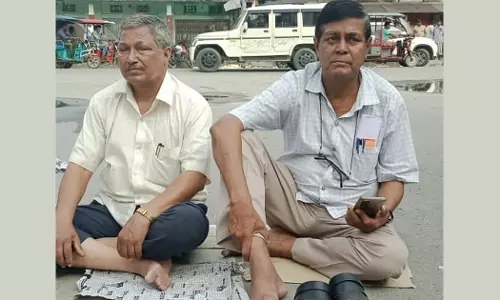 ജിഗ്നേഷ് മേവാനിയെ കാണാന് പൊലീസ് സമ്മതിച്ചില്ല; കുത്തിയിരിപ്പ് സമരത്തിലൂടെ അനുമതി നേടി സി.പി.എം എം.എല്.എ ജിഗ്നേഷ് മേവാനിയെ കാണാന് പൊലീസ് സമ്മതിച്ചില്ല; കുത്തിയിരിപ്പ് സമരത്തിലൂടെ അനുമതി നേടി സി.പി.എം എം.എല്.എ