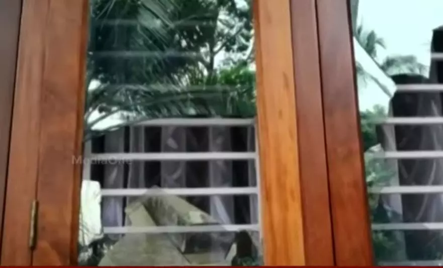 പുന്നോൽ ഹരിദാസ് കൊലക്കേസ് പ്രതി ഒളിവിൽ കഴിഞ്ഞ വീടിന് നേരെ ബോംബേറ് പുന്നോൽ ഹരിദാസ് കൊലക്കേസ് പ്രതി ഒളിവിൽ കഴിഞ്ഞ വീടിന് നേരെ ബോംബേറ്