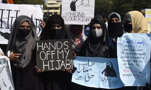 ഹിജാബ് നിരോധനം; കർണാടകയിൽ രണ്ടാം വർഷ പ്രീ യൂണിവേഴ്സിറ്റി പരീക്ഷ എഴുതാനാവാതെ നൂറുകണക്കിന് വിദ്യാർഥികൾ ഹിജാബ് നിരോധനം; കർണാടകയിൽ രണ്ടാം വർഷ പ്രീ യൂണിവേഴ്സിറ്റി പരീക്ഷ എഴുതാനാവാതെ നൂറുകണക്കിന് വിദ്യാർഥികൾ