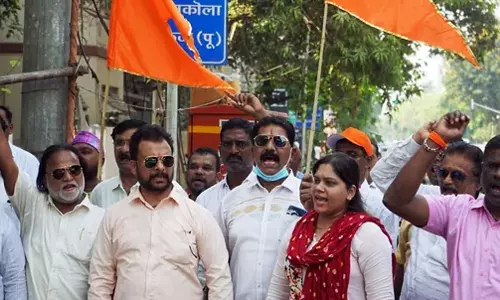 ഉദ്ദവ് താക്കറേയുടെ വസതിക്ക് മുന്നില്‍  ഹനുമാന്‍‌ ചാലീസ ചൊല്ലുമെന്ന് നവനീത് റാണ ; എം.പി യുടെ വസതിക്ക് മുന്നില്‍ പ്രതിഷേധവുമായി ശിവസേന