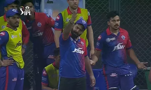 കളിക്കിടെ ബാറ്റര്മാരെ തിരിച്ചു വിളിച്ചു; ഋഷഭ് പന്തിന് പിഴ കളിക്കിടെ ബാറ്റര്മാരെ തിരിച്ചു വിളിച്ചു; ഋഷഭ് പന്തിന് പിഴ