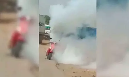 ഇലക്ട്രിക് സ്‌കൂട്ടറിന്റെ ബാറ്ററി പൊട്ടിത്തെറിച്ച് യുവാവ് മരിച്ചു; ഭാര്യക്കും രണ്ട് മക്കൾക്കും ഗുരുതര പരിക്ക്