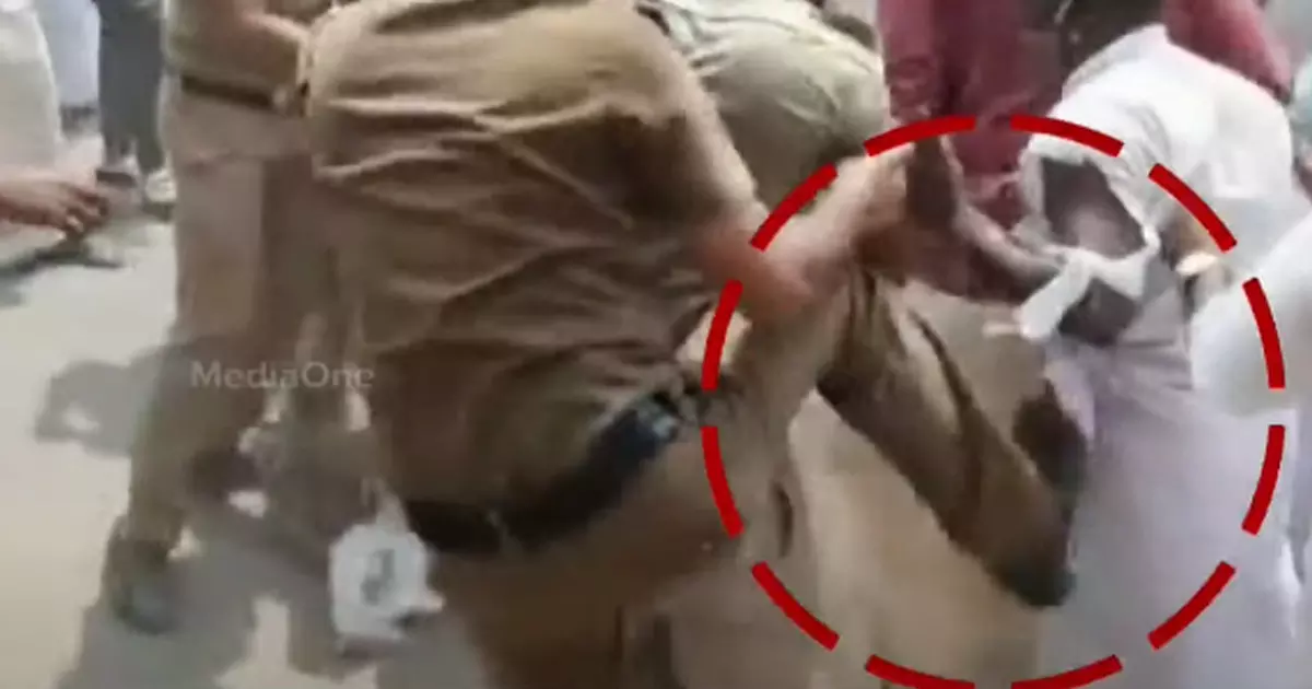 കെ റെയിൽ വിരുദ്ധ സമരക്കാരെ ബൂട്ടിട്ട് ചവിട്ടിയ പൊലീസുകാരനെതിരെ നടപടി കെ റെയിൽ വിരുദ്ധ സമരക്കാരെ ബൂട്ടിട്ട് ചവിട്ടിയ പൊലീസുകാരനെതിരെ നടപടി