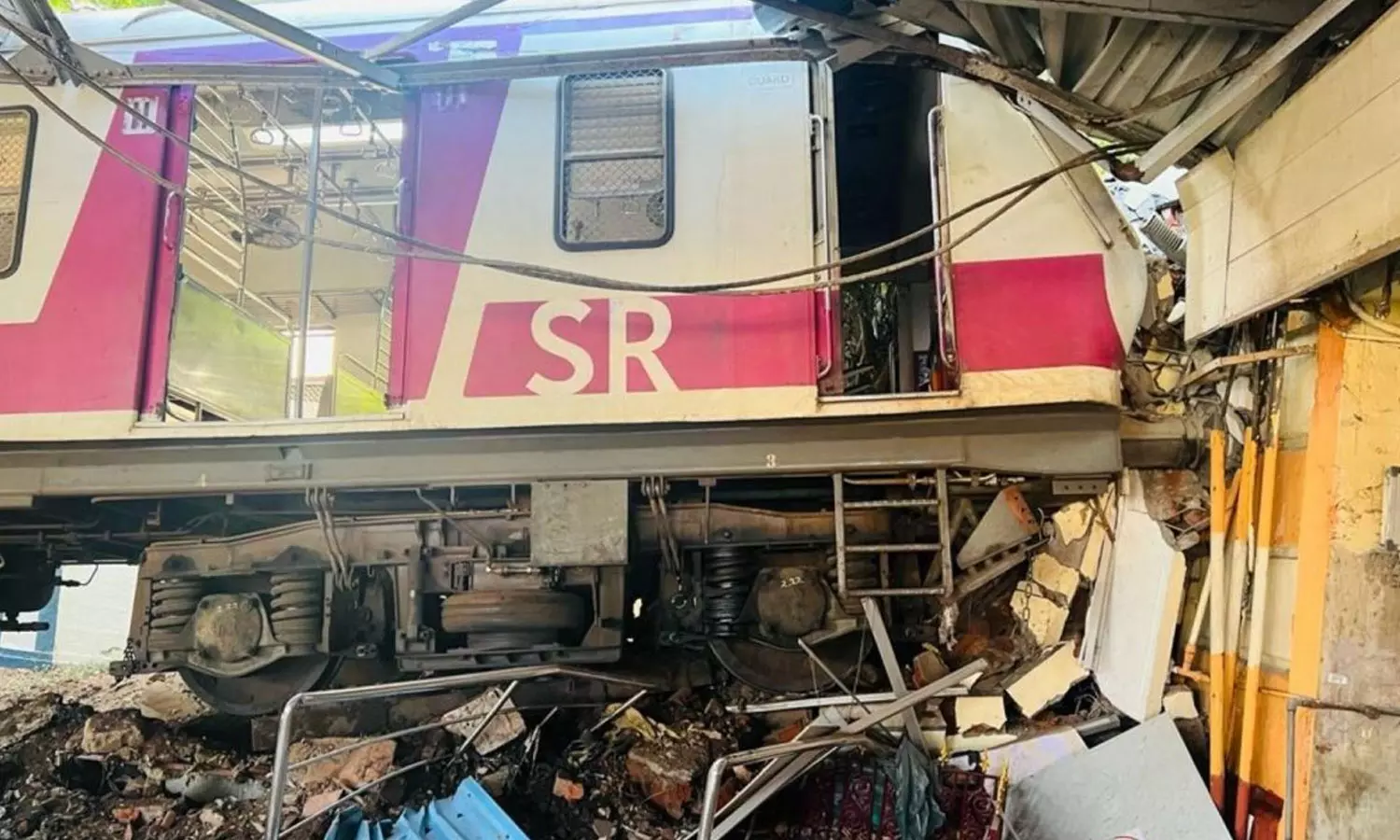 പാളം തെറ്റി ട്രെയിൻ പ്ലാറ്റ്ഫോമിലേക്ക് ഇടിച്ചുകയറി പാളം തെറ്റി ട്രെയിൻ പ്ലാറ്റ്ഫോമിലേക്ക് ഇടിച്ചുകയറി