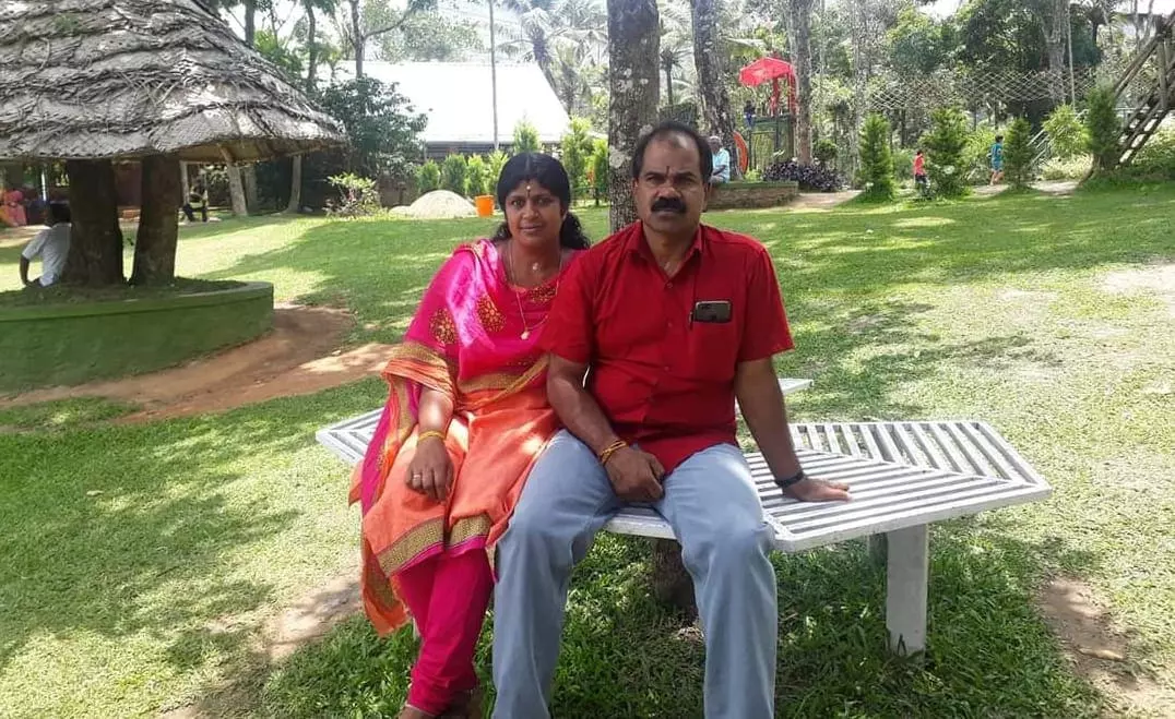 ഇടുക്കിയില് വീടിന് തീപിടിച്ച് ദമ്പതികൾ മരിച്ചു; മകൾ ഗുരുതരാവസ്ഥയിൽ ഇടുക്കിയില് വീടിന് തീപിടിച്ച് ദമ്പതികൾ മരിച്ചു; മകൾ ഗുരുതരാവസ്ഥയിൽ