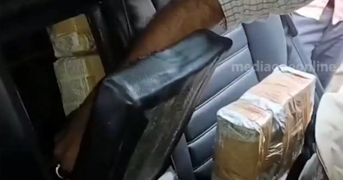 രേഖകളില്ലാത്ത ഒരു കോടിയിലധികം രൂപയും സ്വർണനാണയങ്ങളുമായി ദമ്പതികൾ പിടിയിൽ രേഖകളില്ലാത്ത ഒരു കോടിയിലധികം രൂപയും സ്വർണനാണയങ്ങളുമായി ദമ്പതികൾ പിടിയിൽ