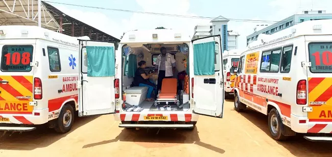 കാലൊടിഞ്ഞെന്നു പറഞ്ഞ് ഫോൺ വിളി, നാല് ആംബുലൻസുകൾ പാഞ്ഞെത്തി; തട്ടിപ്പ് കാലൊടിഞ്ഞെന്നു പറഞ്ഞ് ഫോൺ വിളി, നാല് ആംബുലൻസുകൾ പാഞ്ഞെത്തി; തട്ടിപ്പ്