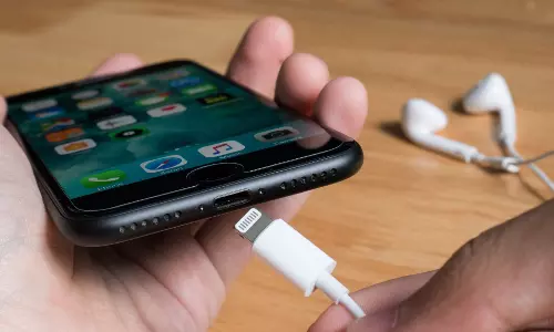 ചാർജറില്ലാതെ ഐഫോൺ വിൽക്കുന്നത് നിയമവിരുദ്ധം; ആപ്പിളിനെതിരെ പിഴ ചുമത്തി കോടതി ചാർജറില്ലാതെ ഐഫോൺ വിൽക്കുന്നത് നിയമവിരുദ്ധം; ആപ്പിളിനെതിരെ പിഴ ചുമത്തി കോടതി