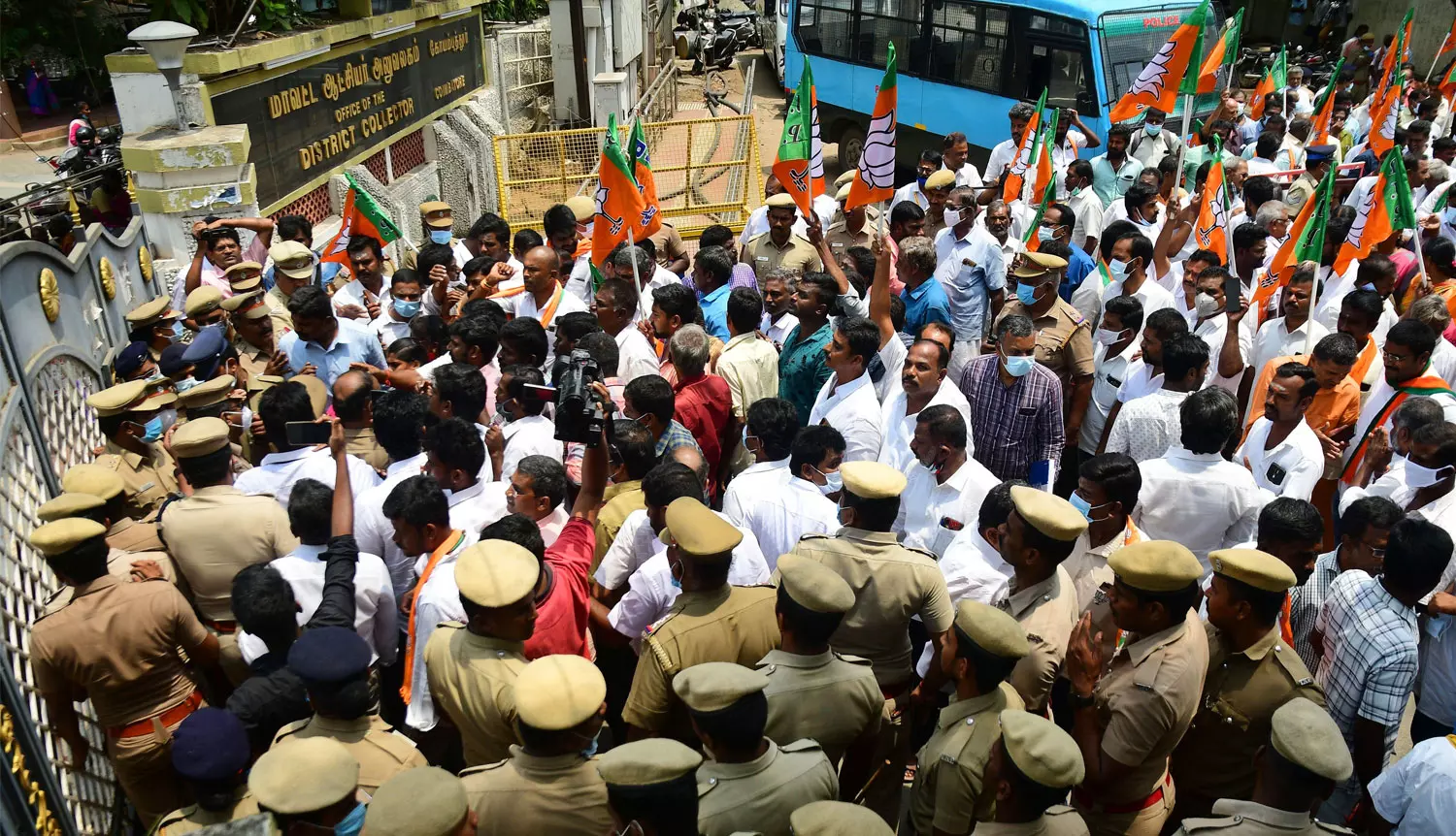പഞ്ചായത്ത് ഓഫീസിൽ നിന്ന് പ്രധാനമന്ത്രിയുടെ ചിത്രം നീക്കം ചെയ്ത് ഡി.എം.കെ പ്രവർത്തകർ; പ്രതിഷേധവുമായി ബി.ജെ.പി പഞ്ചായത്ത് ഓഫീസിൽ നിന്ന് പ്രധാനമന്ത്രിയുടെ ചിത്രം നീക്കം ചെയ്ത് ഡി.എം.കെ പ്രവർത്തകർ; പ്രതിഷേധവുമായി ബി.ജെ.പി