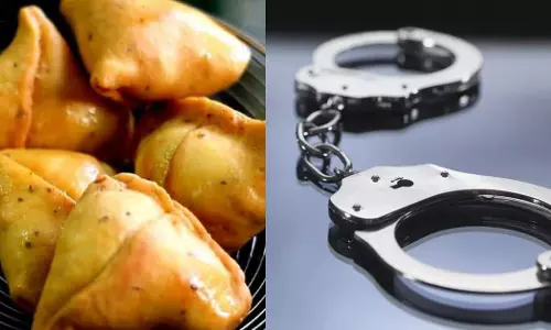 അനുമതിയില്ലാതെ സമൂസയെടുത്ത് കഴിച്ചു ; 40 കാരനെ കടയുടമയും മകനും തല്ലിക്കൊന്നു