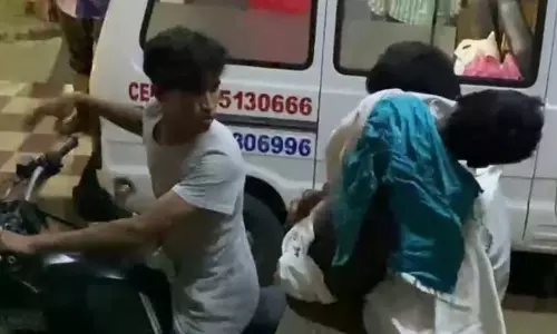 ആംബുലൻസ് ഡ്രൈവർമാർ ആവശ്യപ്പെട്ട പണം നൽകാനായില്ല; മകന്റെ മൃതദേഹം ബൈക്കിലിരുത്തി പിതാവ് സഞ്ചരിച്ചത് 90 കിലോമീറ്റർ ആംബുലൻസ് ഡ്രൈവർമാർ ആവശ്യപ്പെട്ട പണം നൽകാനായില്ല; മകന്റെ മൃതദേഹം ബൈക്കിലിരുത്തി പിതാവ് സഞ്ചരിച്ചത് 90 കിലോമീറ്റർ