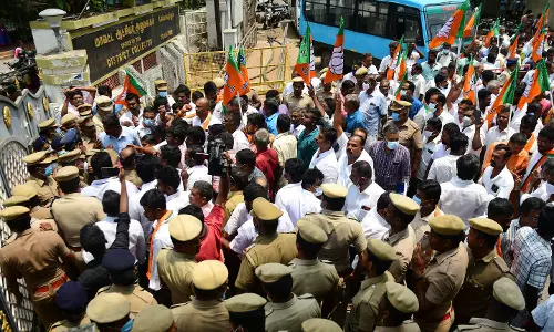 പഞ്ചായത്ത് ഓഫീസിൽ നിന്ന് പ്രധാനമന്ത്രിയുടെ ചിത്രം നീക്കം ചെയ്ത് ഡി.എം.കെ പ്രവർത്തകർ; പ്രതിഷേധവുമായി ബി.ജെ.പി