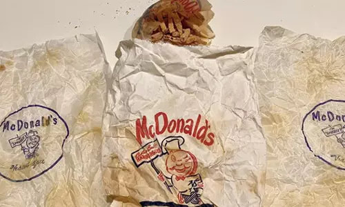 കുളിമുറി നവീകരണത്തിനിടെ 60 കൊല്ലം പഴക്കമുള്ള മക്‌ഡൊണാൾഡ് മീൽ ലഭിച്ചു; ഫ്രൈസ് ഇപ്പോഴും ക്രിസ്പിയാണെന്ന് കമൻറ്