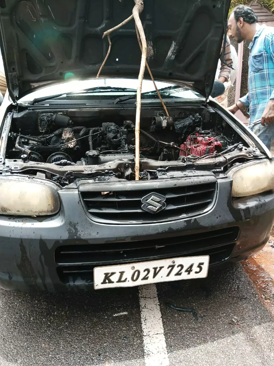 തിരുവനന്തപുരത്ത് ഓടിക്കൊണ്ടിരുന്ന കാറിന് തീ പിടിച്ചു; ആര്ക്കും പരിക്കില്ല തിരുവനന്തപുരത്ത് ഓടിക്കൊണ്ടിരുന്ന കാറിന് തീ പിടിച്ചു; ആര്ക്കും പരിക്കില്ല