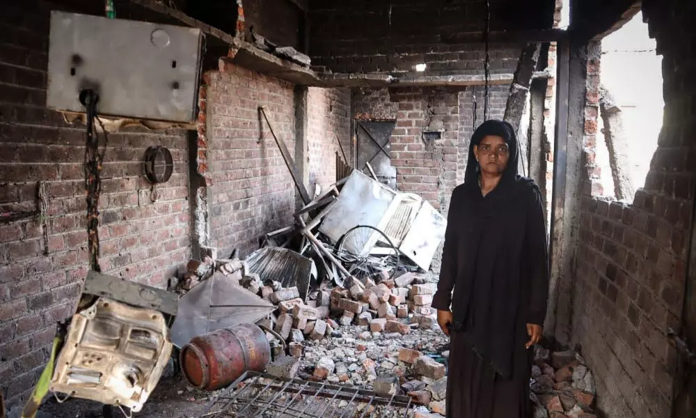 ഖാര്ഗോണിലെ മുസ്ലിം ജീവിതങ്ങള്: കലാപകാരികള് തീവെച്ചതും അധികൃതര് തകര്ത്തതും ഖാര്ഗോണിലെ മുസ്ലിം ജീവിതങ്ങള്: കലാപകാരികള് തീവെച്ചതും അധികൃതര് തകര്ത്തതും