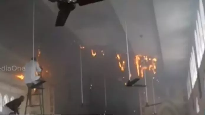 കണ്ണൂരിൽ ക്രിസ്ത്യൻ പള്ളിക്ക് തീപിടിച്ചു; അപകടം നവീകരിച്ച പള്ളിയുടെ വെഞ്ചരിപ്പിനിടെ കണ്ണൂരിൽ ക്രിസ്ത്യൻ പള്ളിക്ക് തീപിടിച്ചു; അപകടം നവീകരിച്ച പള്ളിയുടെ വെഞ്ചരിപ്പിനിടെ