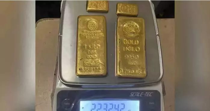 ഇറച്ചിവെട്ട് യന്ത്രത്തിൽ സ്വർണം കടത്തിയതിന് പിന്നിൽ മൂന്നംഗ സംഘമെന്ന് കസ്റ്റംസ് ഇറച്ചിവെട്ട് യന്ത്രത്തിൽ സ്വർണം കടത്തിയതിന് പിന്നിൽ മൂന്നംഗ സംഘമെന്ന് കസ്റ്റംസ്