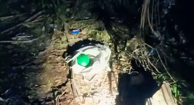 കഴക്കൂട്ടത്ത് നാടൻ ബോംബുശേഖരം കണ്ടെത്തി; പിടിച്ചെടുത്തത് 12 ബോംബുകൾ