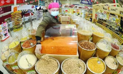 അവശ്യ ഉല്‍പ്പന്നങ്ങളുടെ വില നിയന്ത്രണത്തില്‍നിന്ന്  കുവൈത്ത് വാണിജ്യ മന്ത്രാലയം പിന്‍മാറുന്നു