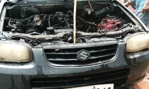 തിരുവനന്തപുരത്ത് ഓടിക്കൊണ്ടിരുന്ന കാറിന് തീ പിടിച്ചു; ആര്‍ക്കും പരിക്കില്ല