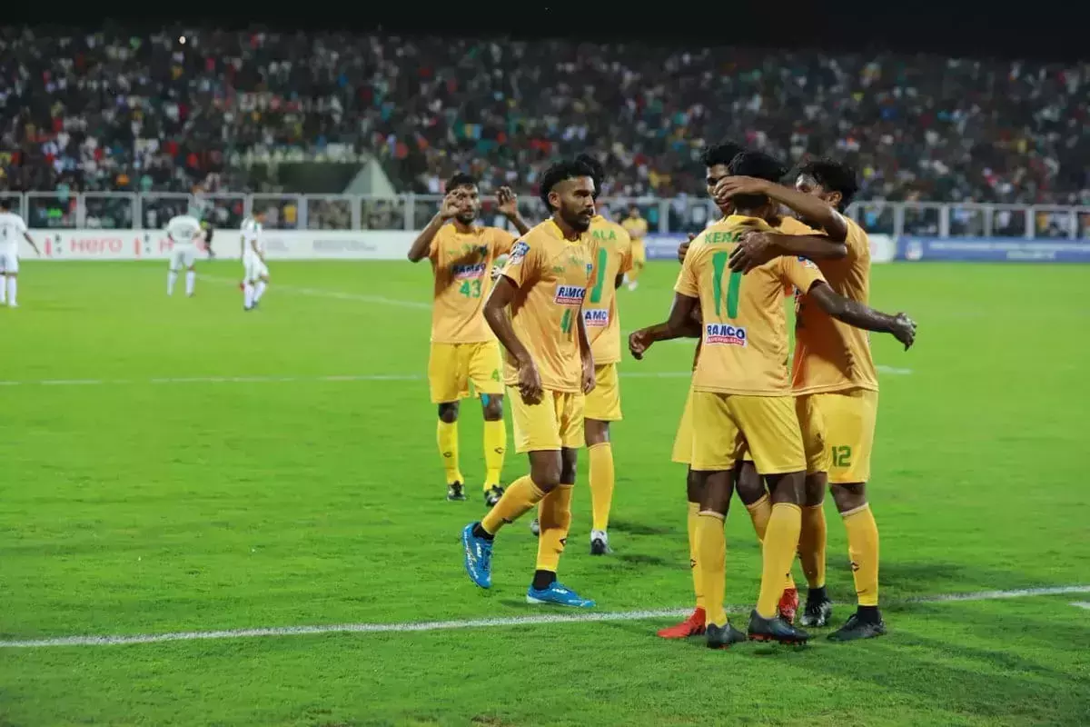 ആവേശം വാനോളം; കലാശപ്പോരില്‍ കണ്ണും നട്ട് കേരളം