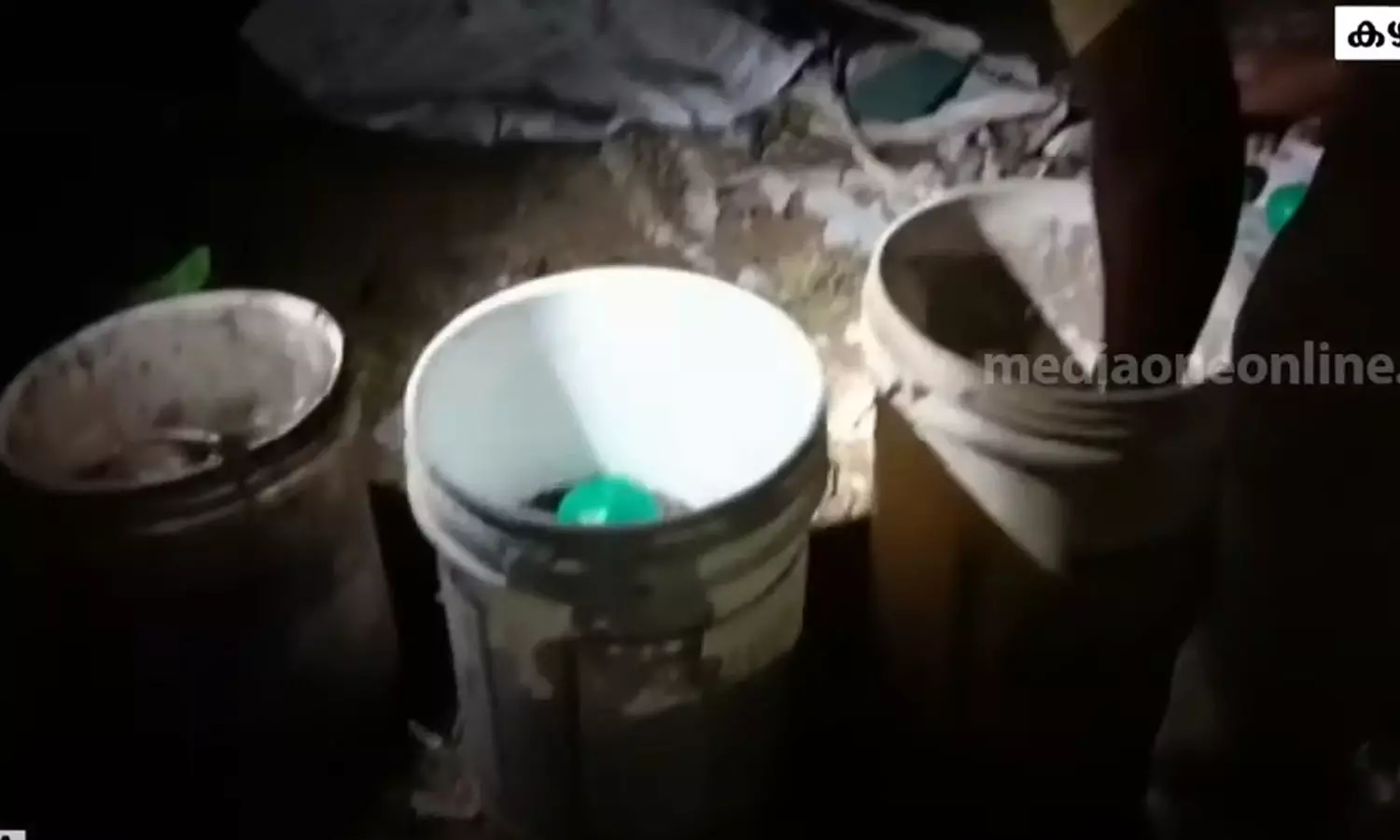 പട്രോളിങ്ങിനിടെ നാടന് ബോംബ് കണ്ടെത്തി; നാല് പേര് ഓടിരക്ഷപ്പെട്ടു പട്രോളിങ്ങിനിടെ നാടന് ബോംബ് കണ്ടെത്തി; നാല് പേര് ഓടിരക്ഷപ്പെട്ടു