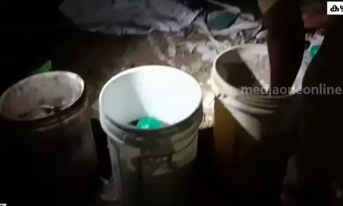 പട്രോളിങ്ങിനിടെ നാടന് ബോംബ് കണ്ടെത്തി; നാല് പേര് ഓടിരക്ഷപ്പെട്ടു പട്രോളിങ്ങിനിടെ നാടന് ബോംബ് കണ്ടെത്തി; നാല് പേര് ഓടിരക്ഷപ്പെട്ടു