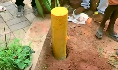 സംവാദത്തിനിടെ കണ്ണൂരിൽ കല്ലിടൽ; സമരക്കാരെ അറസ്റ്റ് ചെയ്തു നീക്കുന്നു സംവാദത്തിനിടെ കണ്ണൂരിൽ കല്ലിടൽ; സമരക്കാരെ അറസ്റ്റ് ചെയ്തു നീക്കുന്നു