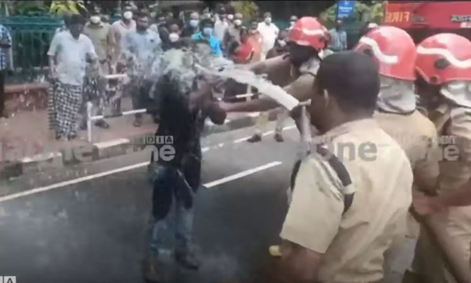 തോക്കുമായി പിന്നാലെ കൊല്ലാൻ ആളുണ്ട്; സെക്രട്ടറിയേറ്റിന് മുന്നിൽ യുവാക്കളുടെ ആത്മഹത്യാ ഭീഷണി