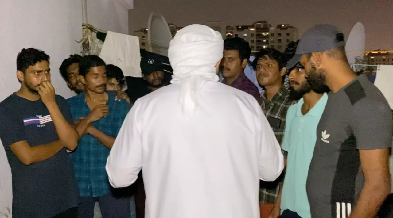 തൊഴില് തട്ടിപ്പിന് ഇരകളായ മലയാളികള് കൊടും വെയിലത്ത് ടെറസിന് മുകളില് കഴിയുന്നു തൊഴില് തട്ടിപ്പിന് ഇരകളായ മലയാളികള് കൊടും വെയിലത്ത് ടെറസിന് മുകളില് കഴിയുന്നു