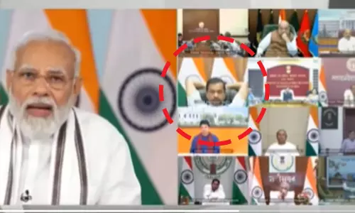 മോദി സംസാരിക്കുമ്പോൾ അലസനായിരുന്ന് കെജ്‍രിവാള്‍;  ഒരൽപ്പം മര്യാദയാവാമെന്ന് ബി.ജെ.പി