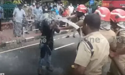 തോക്കുമായി പിന്നാലെ കൊല്ലാൻ ആളുണ്ട്; സെക്രട്ടറിയേറ്റിന് മുന്നിൽ യുവാക്കളുടെ ആത്മഹത്യാ ഭീഷണി തോക്കുമായി പിന്നാലെ കൊല്ലാൻ ആളുണ്ട്; സെക്രട്ടറിയേറ്റിന് മുന്നിൽ യുവാക്കളുടെ ആത്മഹത്യാ ഭീഷണി