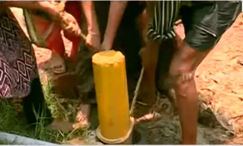 കനത്ത പ്രതിഷേധ ചൂടിനിടയിലും കല്ലിടല്; കണ്ണൂരില് കെ റെയില് കല്ലുകള് പിഴുതുമാറ്റി കനത്ത പ്രതിഷേധ ചൂടിനിടയിലും കല്ലിടല്; കണ്ണൂരില് കെ റെയില് കല്ലുകള് പിഴുതുമാറ്റി