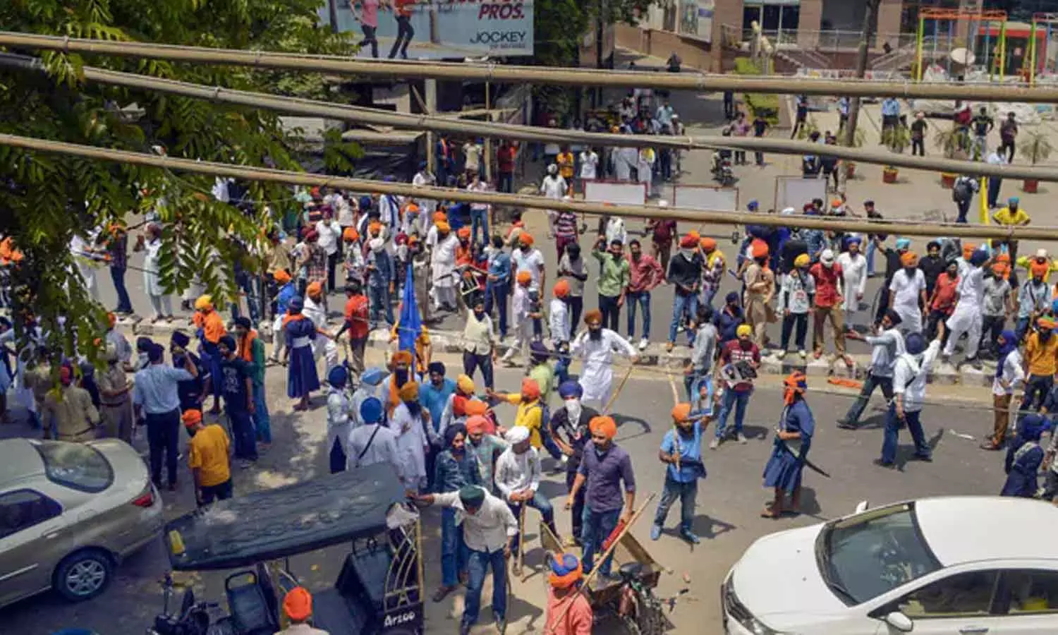 പട്യാല സംഘർഷം: മുതിർന്ന പൊലീസ് ഉദ്യോഗസ്ഥരെ സ്ഥലം മാറ്റി; ഇന്റർനെറ്റ് വിച്ഛേദിച്ചു