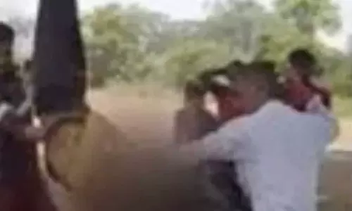 മോഷണക്കുറ്റം ആരോപിച്ച് യുവാവിനെ മരത്തിൽ തലകീഴായി കെട്ടിയിട്ട് മർദിച്ചു